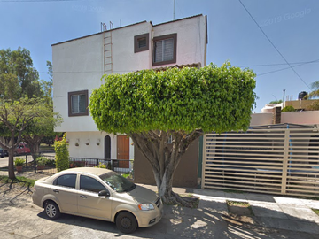 VENTA DE GRAN CASA EN CALLE JOSE NARANJO COLONIA PASEOS DEL SOL ZAPOPAN JALISCO ME