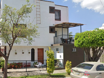 VENTA DE GRAN CASA EN CALLE JOSE NARANJO COLONIA PASEOS DEL SOL ZAPOPAN JALISCO ME