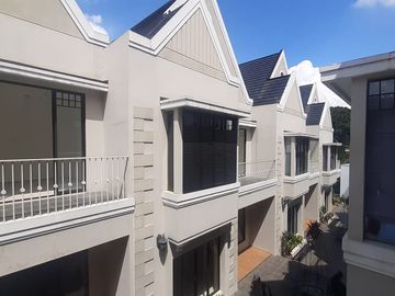 UNIT TERBATAS !!! TOWNHOUSE BERGAYA AMERICAN CLASSIC @ SETRADUTA BANDUNG FULLFURNISH