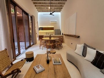 Casa con alberca privada, amueblada, sala de doble altura, venta Centro de Mérida