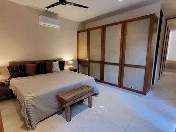Casa con alberca privada, amueblada, sala de doble altura, venta Centro de Mérida