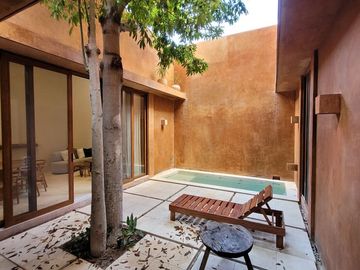 Casa con alberca privada, amueblada, sala de doble altura, venta Centro de Mérida