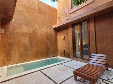 Casa con alberca privada, amueblada, sala de doble altura, venta Centro de Mérida