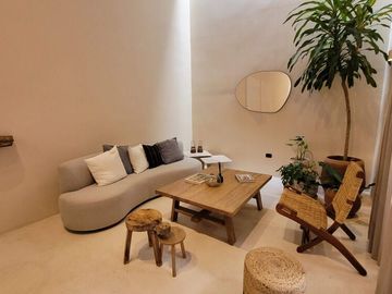 Casa con alberca privada, amueblada, sala de doble altura, venta Centro de Mérida