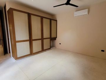 Casa con alberca privada, amueblada, sala de doble altura, venta Centro de Mérida