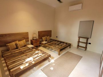 Casa con alberca privada, amueblada, sala de doble altura, venta Centro de Mérida