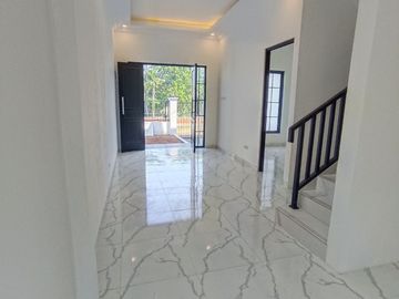 Rumah Dijual SIAP HUNI Bergaya Eropa Di Area Grand Depok City Dekat Jalan Margonda Stasiun Depok
