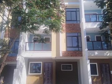 Three Storey TownHouses For Sale In The Villas at Highlands Dasmarinas Cavite