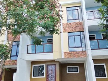 Three Storey TownHouses For Sale In The Villas at Highlands Dasmarinas Cavite