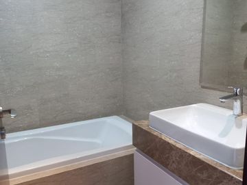 Sewa Apartemen Menteng Park, Full Furnish, 2 BR, Lantai Atas, View Monas, Menteng