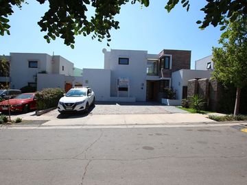 Se Vende Hermosa Casa En Av. Santa María, Chicureo