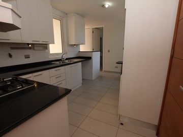 Se Vende Hermosa Casa En Av. Santa María, Chicureo