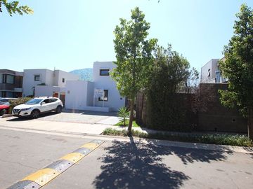 Se Vende Hermosa Casa En Av. Santa María, Chicureo
