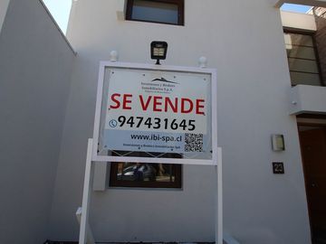 Se Vende Hermosa Casa En Av. Santa María, Chicureo