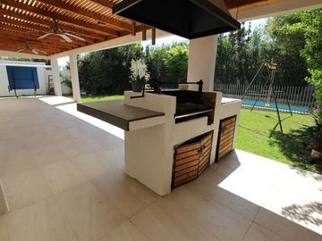 Se Vende Hermosa Casa En Av. Santa María, Chicureo