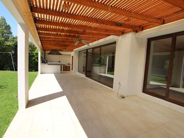 Se Vende Hermosa Casa En Av. Santa María, Chicureo