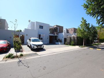 Se Vende Hermosa Casa En Av. Santa María, Chicureo