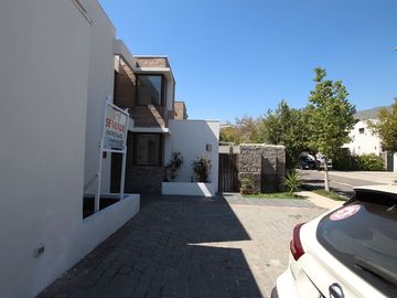 Se Vende Hermosa Casa En Av. Santa María, Chicureo