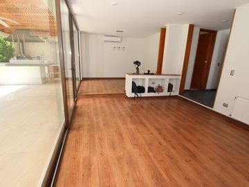 Se Vende Hermosa Casa En Av. Santa María, Chicureo