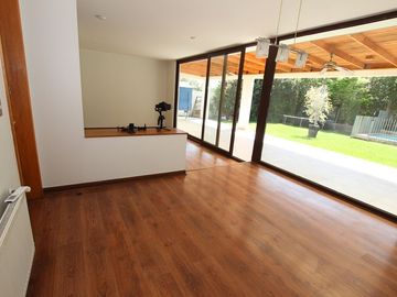 Se Vende Hermosa Casa En Av. Santa María, Chicureo
