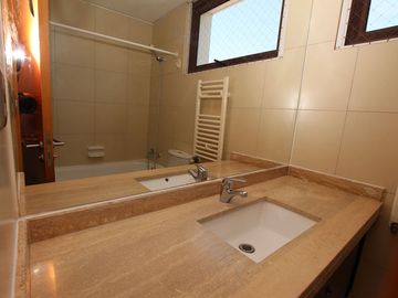 Se Vende Hermosa Casa En Av. Santa María, Chicureo