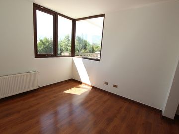 Se Vende Hermosa Casa En Av. Santa María, Chicureo
