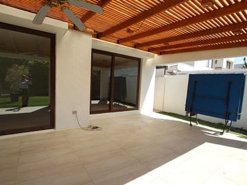 Se Vende Hermosa Casa En Av. Santa María, Chicureo