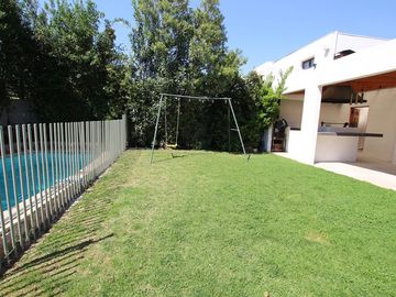 Se Vende Hermosa Casa En Av. Santa María, Chicureo