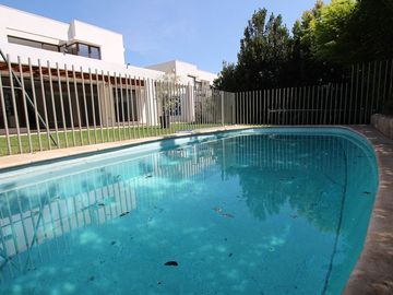 Se Vende Hermosa Casa En Av. Santa María, Chicureo