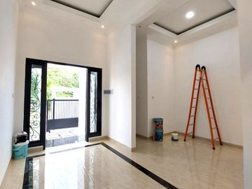 Rumah Baru Desain Klasik dekat Jalan Kaliurang