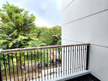 Rumah Baru Desain Klasik dekat Jalan Kaliurang