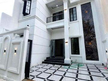 Rumah Baru Desain Klasik dekat Jalan Kaliurang