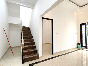 Rumah Baru Desain Klasik dekat Jalan Kaliurang
