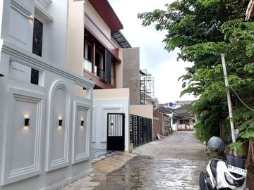Rumah Baru Desain Klasik dekat Jalan Kaliurang