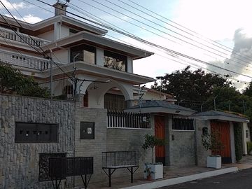 Casa de vivienda de 3 pisos con 2 suites y piscina, sector La Primavera, Cumbayá