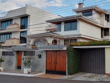 Casa de vivienda de 3 pisos con 2 suites y piscina, sector La Primavera, Cumbayá