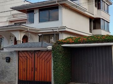 Casa de vivienda de 3 pisos con 2 suites y piscina, sector La Primavera, Cumbayá