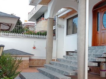 Casa de vivienda de 3 pisos con 2 suites y piscina, sector La Primavera, Cumbayá