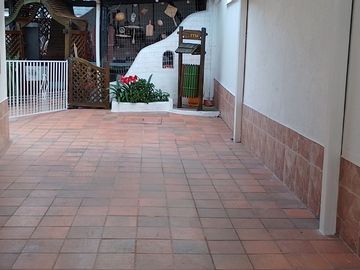 Casa de vivienda de 3 pisos con 2 suites y piscina, sector La Primavera, Cumbayá
