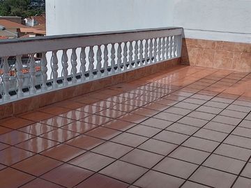 Casa de vivienda de 3 pisos con 2 suites y piscina, sector La Primavera, Cumbayá