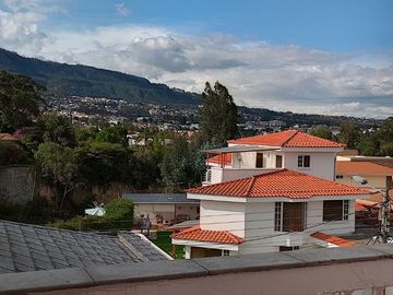 Casa de vivienda de 3 pisos con 2 suites y piscina, sector La Primavera, Cumbayá