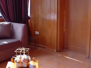 Casa de vivienda de 3 pisos con 2 suites y piscina, sector La Primavera, Cumbayá