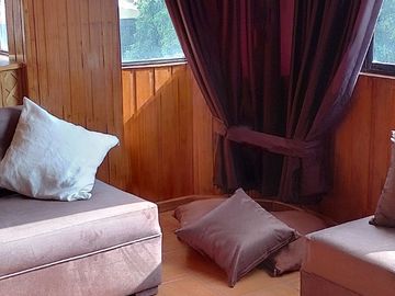 Casa de vivienda de 3 pisos con 2 suites y piscina, sector La Primavera, Cumbayá