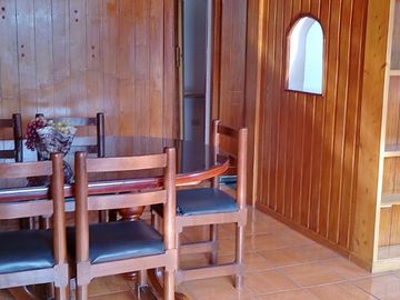 Casa de vivienda de 3 pisos con 2 suites y piscina, sector La Primavera, Cumbayá