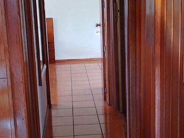 Casa de vivienda de 3 pisos con 2 suites y piscina, sector La Primavera, Cumbayá