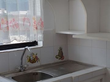 Casa de vivienda de 3 pisos con 2 suites y piscina, sector La Primavera, Cumbayá