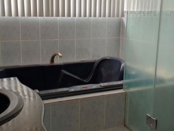 Casa de vivienda de 3 pisos con 2 suites y piscina, sector La Primavera, Cumbayá