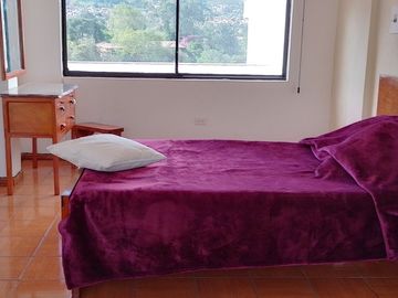 Casa de vivienda de 3 pisos con 2 suites y piscina, sector La Primavera, Cumbayá