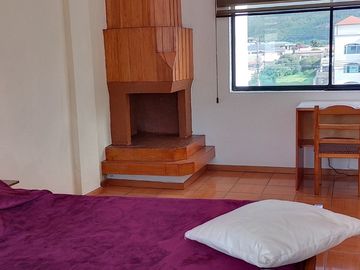 Casa de vivienda de 3 pisos con 2 suites y piscina, sector La Primavera, Cumbayá