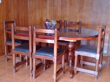 Casa de vivienda de 3 pisos con 2 suites y piscina, sector La Primavera, Cumbayá